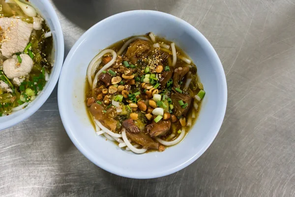 Uma tigela de macarrão de arroz Hainan com carne assada em estilo tailandês em — Fotografia de Stock