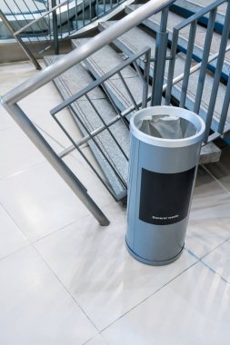 Katta içinde plastik torba ile daire silindir gri çöp kovası