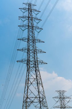 NET mavi s karşı elektrik tel ile yüksek voltaj güç direkleri