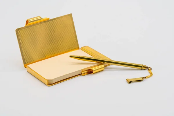 Guld personlig vintage anteckningsboken fall med penna isolerad på vit — Stockfoto