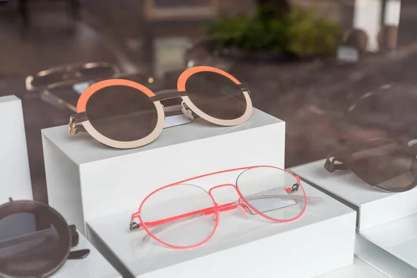 Különböző napszemüvegek a boltban megjeleníteni a polcok. — Stock Fotó