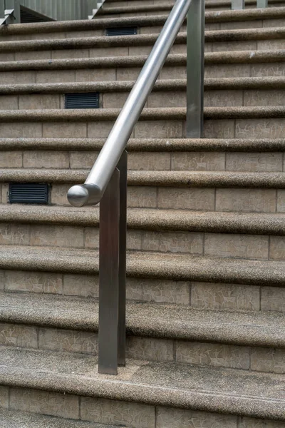 Trilho de mão de aço inoxidável na passarela na área pública — Fotografia de Stock