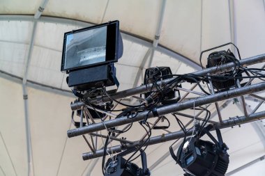 sokak sahne yapısına monte spot ışık sistemi