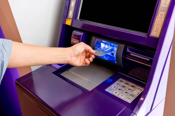 Mão de mulher asiática inserindo cartão ATM na máquina ATM . — Fotografia de Stock