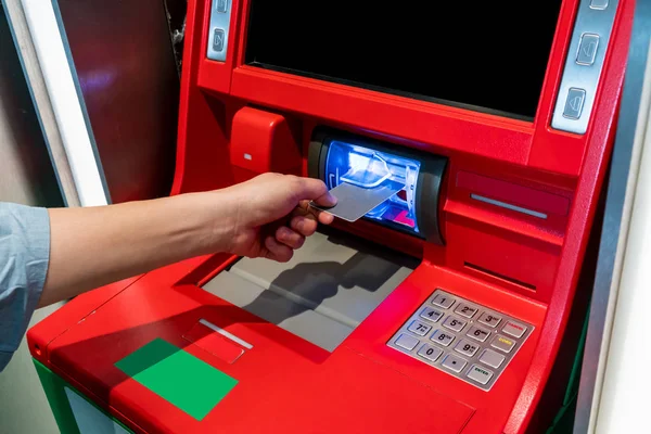 Mão de mulher asiática inserindo cartão ATM na máquina ATM . — Fotografia de Stock