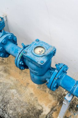 Açık alanda su pompa sayacı. Mavi renkli pipping sistemi 