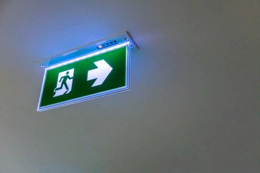 Yeşil acil çıkış işareti. Kaçış yönüne yol.