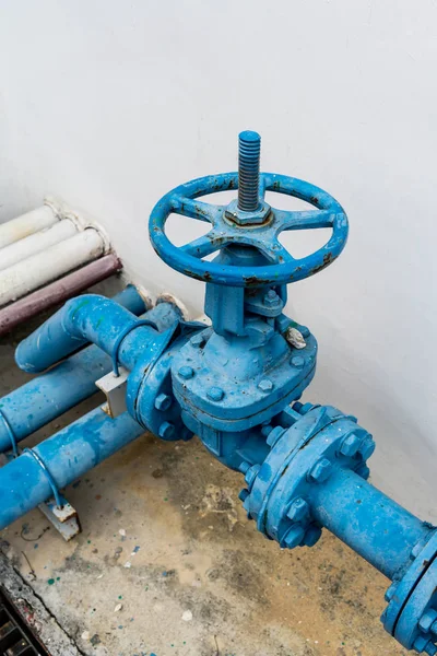 Wasserpumpenventil im Außenbereich. Rohrleitungssystem in blauer Farbe — Stockfoto