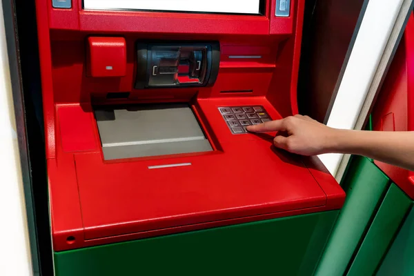 Mão de mulher asiática pressionando botões de dígitos na máquina ATM . — Fotografia de Stock