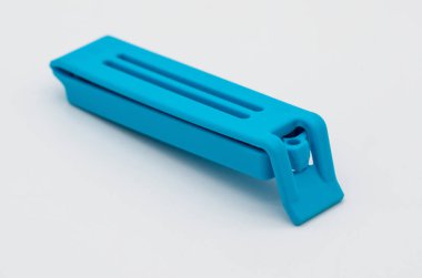 Üzerinde beyaz izole mavi çanta klip 