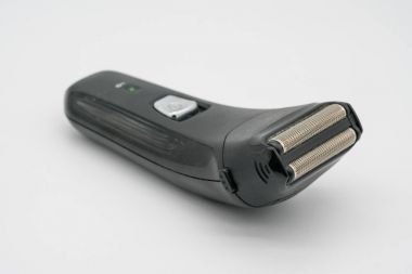 izole beyaz zemin üzerine siyah Elektrikli tıraş makinesi