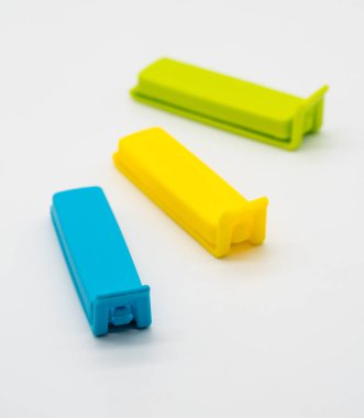 Üzerinde beyaz izole çeşitli renkli çanta klipler 