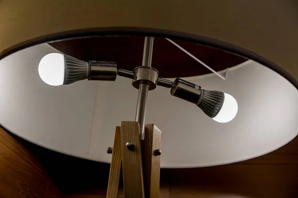 Işık blubs yuvarlak modern tasarım lamba ile ahşap structur açtı. — Stok fotoğraf
