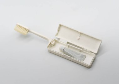 Beyaz izole diş macunu ile diş fırçası katlama seyahat 