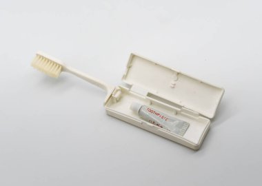 Beyaz izole diş macunu ile diş fırçası katlama seyahat 