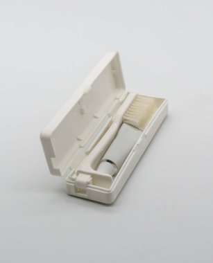 Beyaz izole diş macunu ile diş fırçası katlama seyahat 