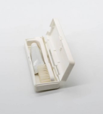 Beyaz izole diş macunu ile diş fırçası katlama seyahat 