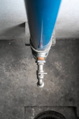 Kırık eski musluk, musluk suyu ile mavi metal boru 