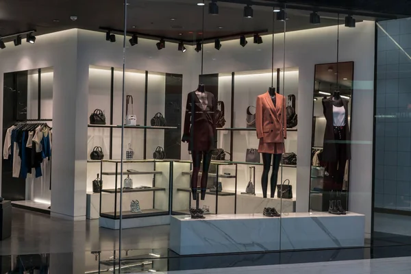 Emquatier 2018年2月3日 豪华和时尚的品牌橱窗展示 旗舰店皮具服装及箱包陈列柜的新收藏 — 图库照片