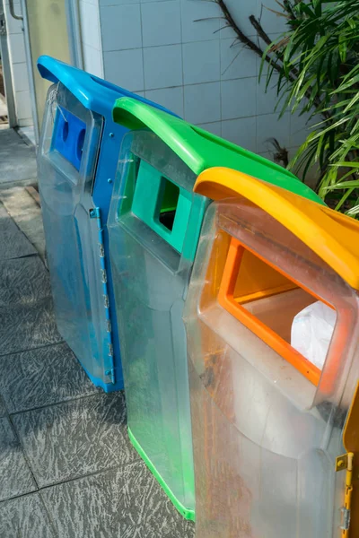駐車場のごみ箱は。行で別の色のゴミ箱 — ストック写真