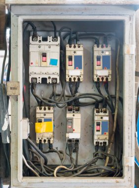 elektrik panoları, denetimleri ve anahtarları kutusunda