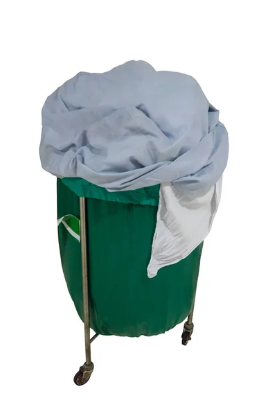 Uma pilha de roupas usadas no carrinho móvel do hospital com saco para — Fotografia de Stock