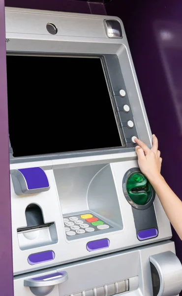 Mão de mulher asiática pressionando botão na máquina ATM . — Fotografia de Stock