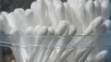 beyaz pamuklu bud veya pamuklu çubukla closeup çatlamak plastik Devamı