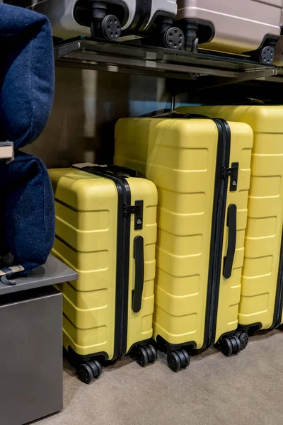 Yellow travel plastic suitcases with wheels in different sizes f — Stock Photo, Image