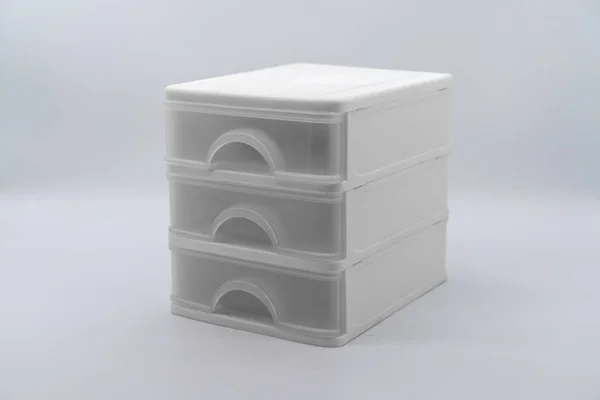Boîte de trois étages isolée sur fond blanc — Photo