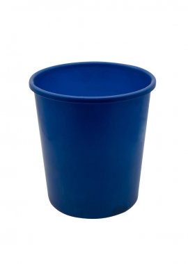 Beyaz yol seçimi ile izole mavi plastik kova.