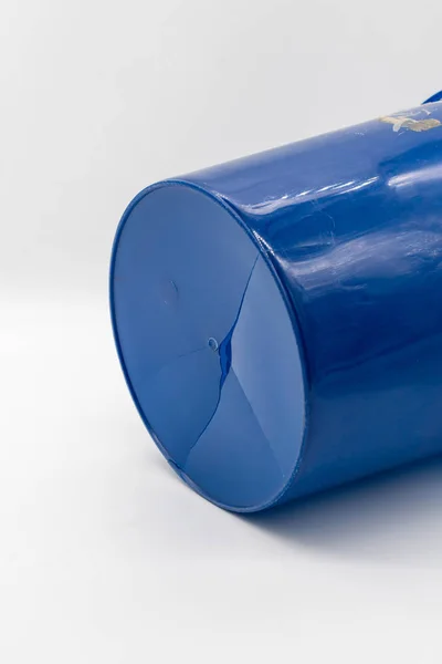 Közelről régi és piszkos repedt műanyag kék színű kukába elkülönítése — Stock Fotó
