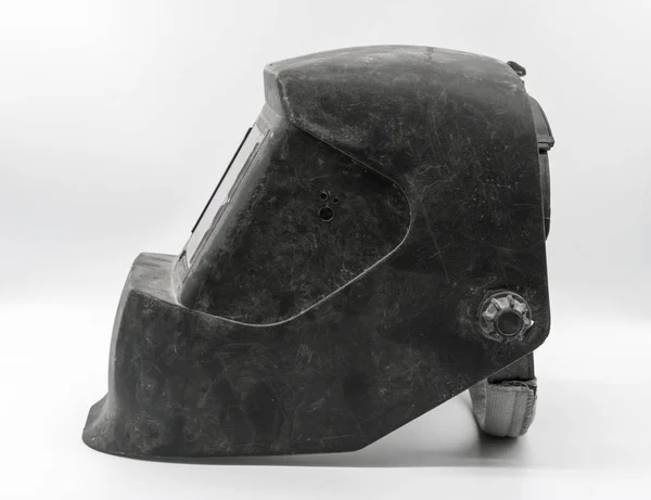 Используемый и грязный автоматическое затемнение Pro сварочный шлем черный изолированы — стоковое фото
