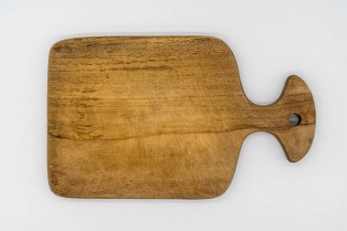 Ahşap doğrama tahtası üzerinde beyaz izole saplı 