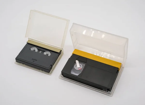 デジタル オーディオとビデオのテープが白で隔離 — ストック写真
