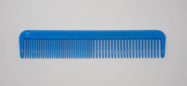 Pente de plástico azul isolado no fundo branco — Fotografia de Stock