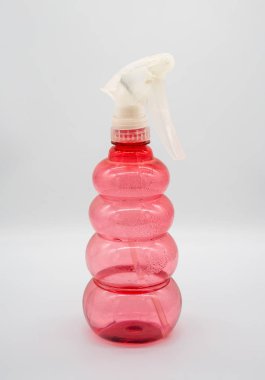 Beyaz izole kırmızı plastik sisli püskürtülen ilaç şişe 