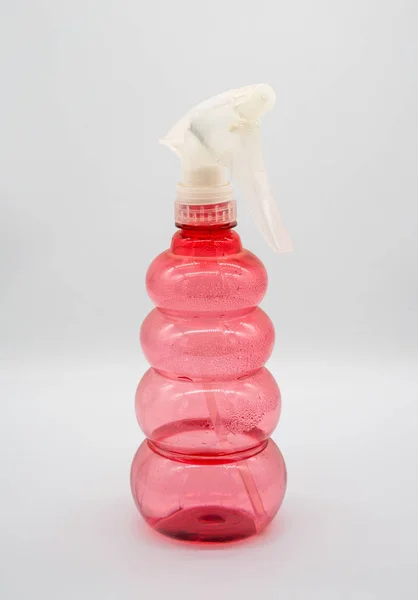 Червона пластикова туманна пляшка розпилення ізольована на білому — стокове фото