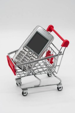 Cep telefonu ile alışveriş sepeti beyaz izole 