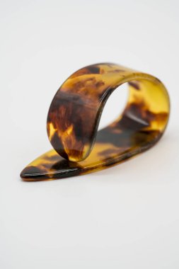 Beyaz arka planda izole gitar için başparmak çekme. 