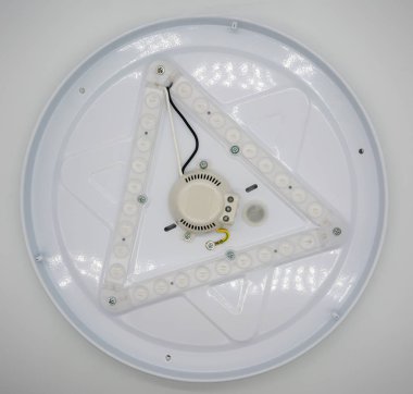 Led lamba beyaz ışık devre üzerinde beyaz izole 