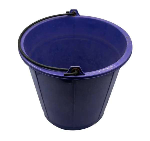 Používá fialový plastový kbelík izolované na bílém s výběr cesty — Stock fotografie
