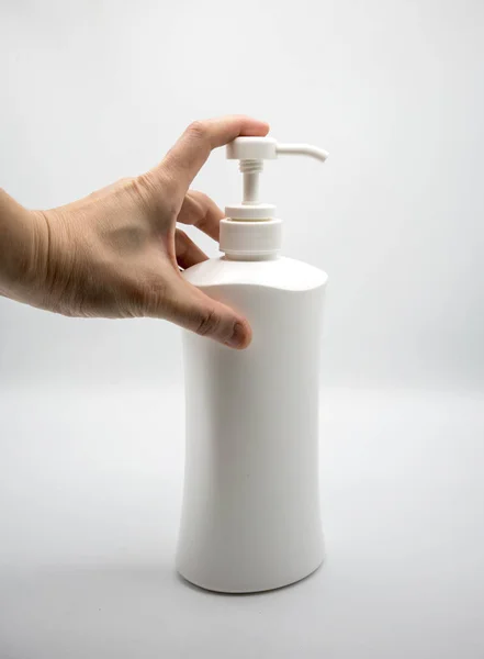 Distributeur en plastique blanc avec savon liquide isolé sur blanc — Photo
