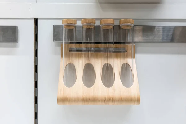 Väggmonterad magnetiska trä rack för krydda eller krydda tube bo — Stockfoto
