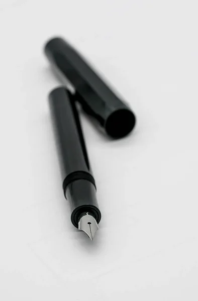 Stylo plume noir avec plume d'argent isolé sur blanc — Photo