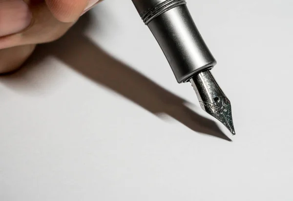 Ruční psaní tmavě stříbrné či šedé plnicí pero s stříbrnou ni — Stock fotografie