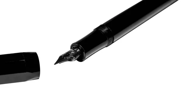 Черная перьевая ручка с серебристым перцем, изолированная на белом — стоковое фото