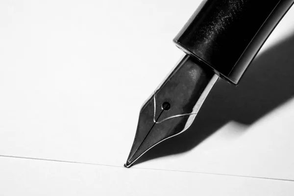 Černá Plnící pero s stříbrný hrot izolované na bílém — Stock fotografie