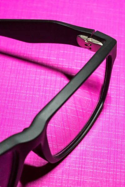 Bisagra plateada del aislante de gafas de ojo o de plástico negro —  Fotos de Stock