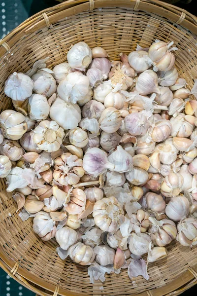 Ajo. Verduras. Fragmento en canasta de madera en un mercado —  Fotos de Stock